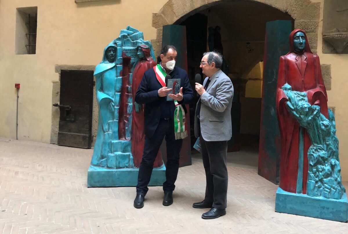 “Dalla selva oscura alla diritta via…”: inaugurata ieri al castello di Poppi la mostra del noto scultore Romano Dini
