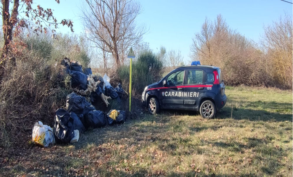 Smaltivano i rifiuti abbandonandoli al suono, denunciato titolare di una ditta edile