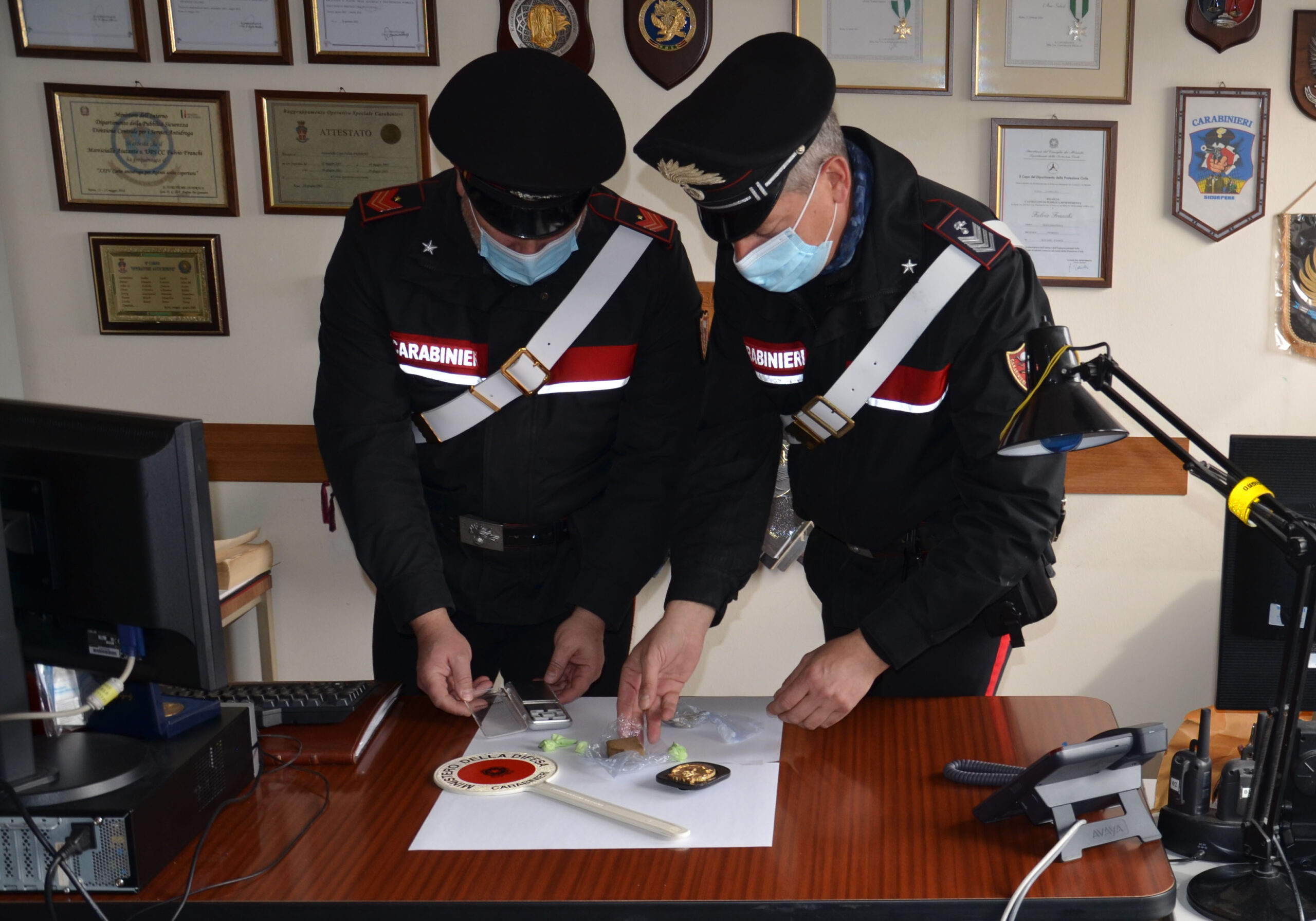 35enne arrestato per detenzione di stupefacenti, durante la perquisizione trovata cocaina, hashish e marijuana