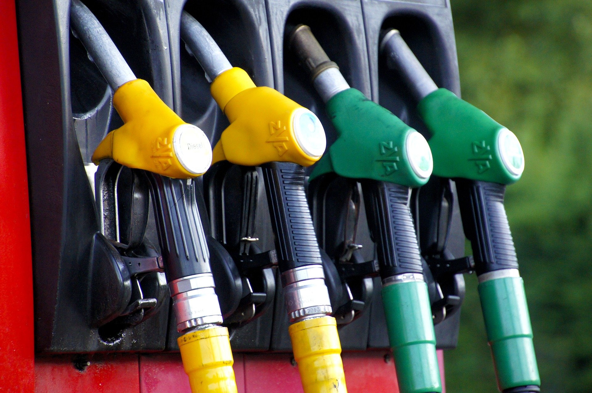 Il Governo interviene contro il caro benzina: i distributori devono esporre il prezzo medio nazionale