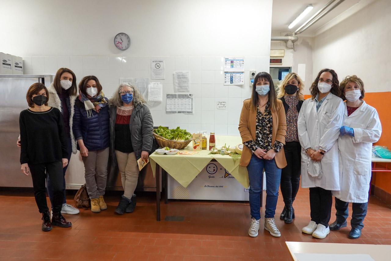 La mensa scolastica a chilometro zero: gli alunni delle primarie vanno “A pranzo nell’Alveare”