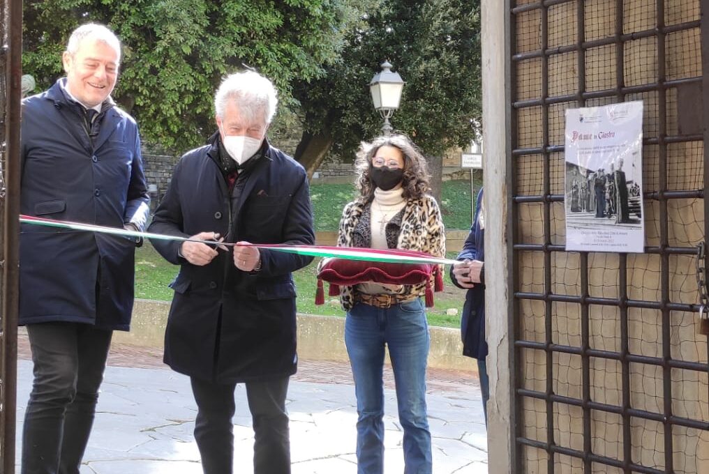 Inaugurata la mostra “Dame in Giostra” nel chiostro della Biblioteca città di Arezzo