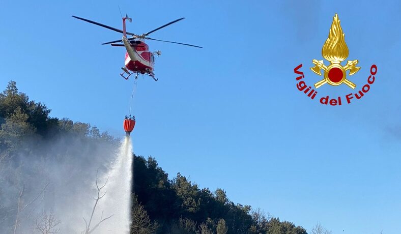 Quattro incendi nei boschi toscani, intervenuti due elicotteri regionali