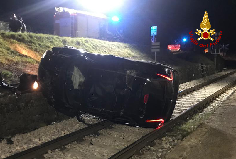 Esce di strada con l’auto e finisce sui binari del treno, il soccorso dei vigili del fuoco