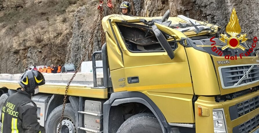 Camion che trasporta blocchi di marmo si ribalta, ferito il conducente