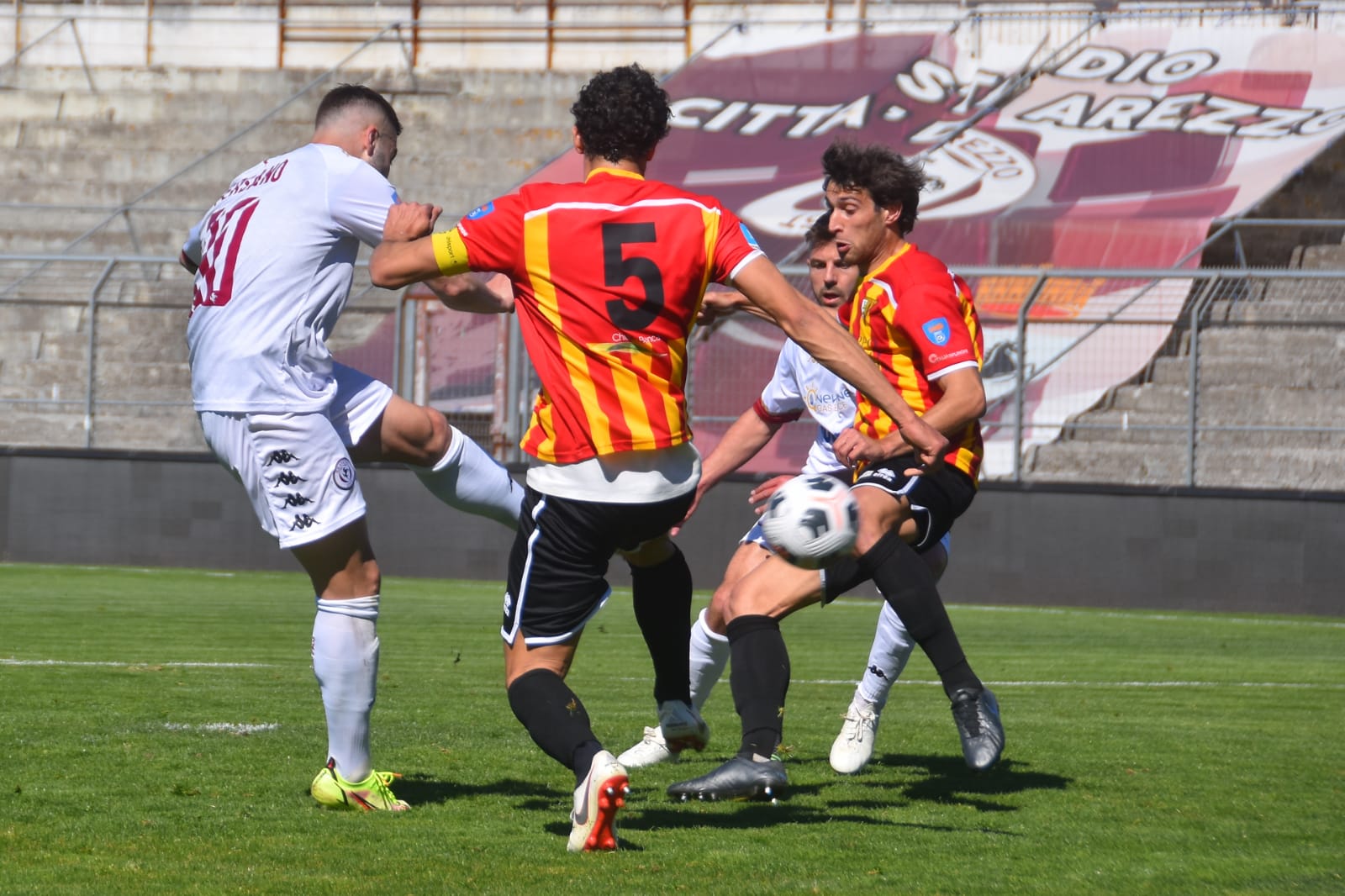 L’Arezzo in rimonta supera il Poggibonsi (2-1). Doppietta di Persano