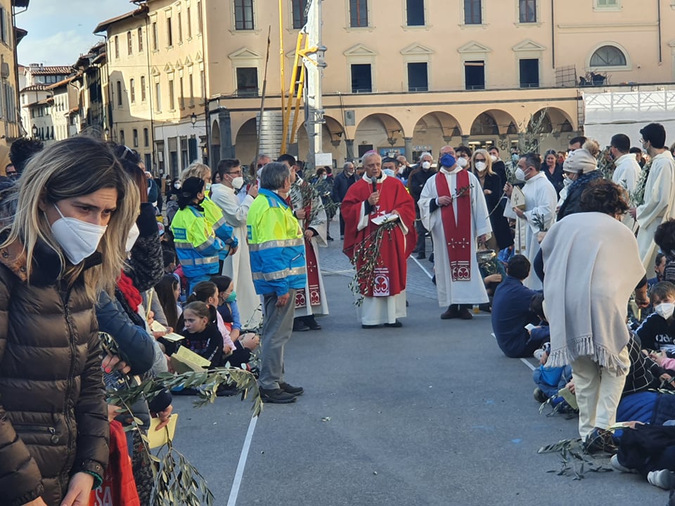 Celebrazione delle Palme. “Piazza Marsilio Ficino gremita di gente” – foto