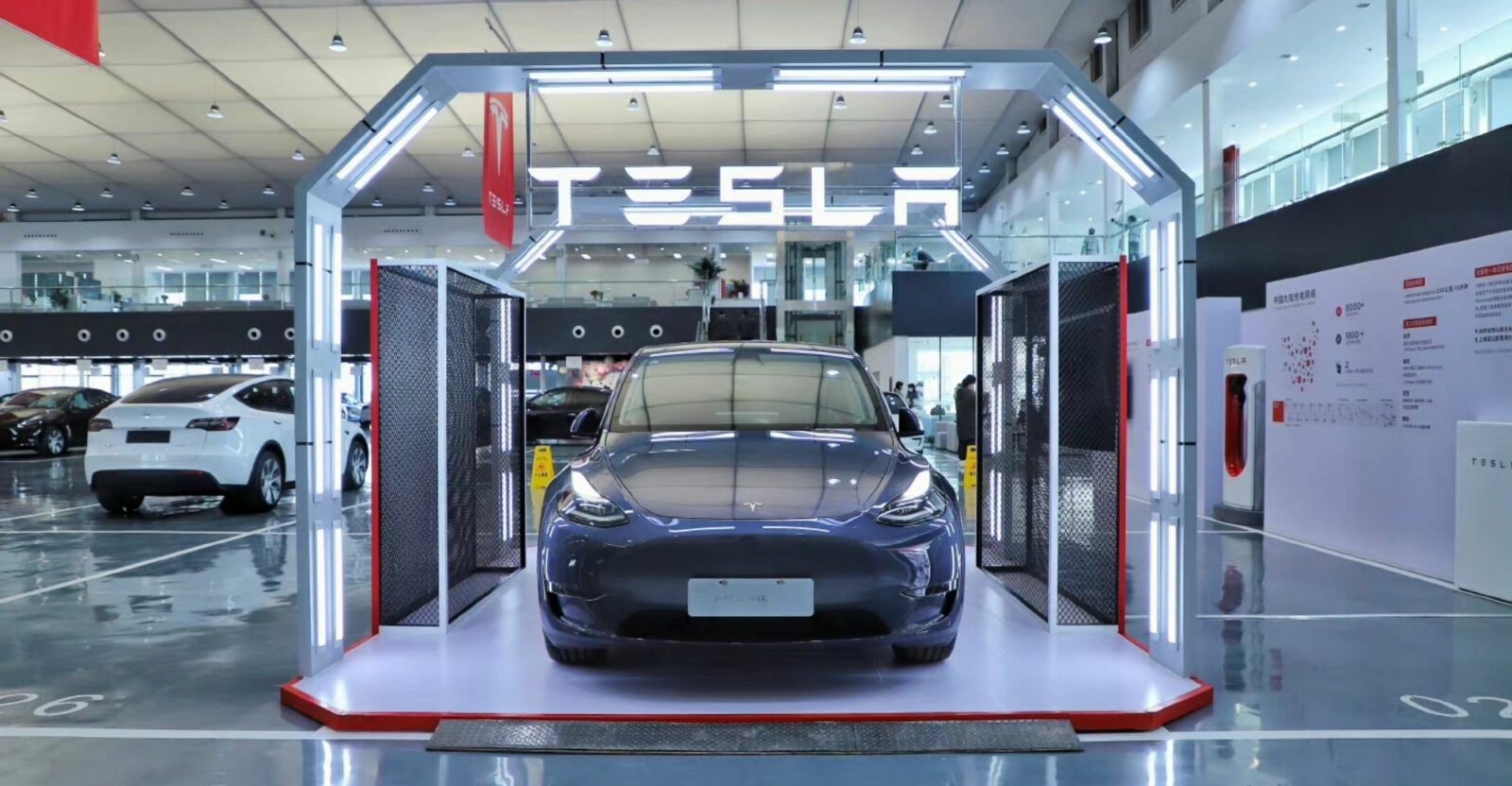 Tesla riapre a Shangai: i dipendenti obbligati a dormire su sacchi a pelo e materassini