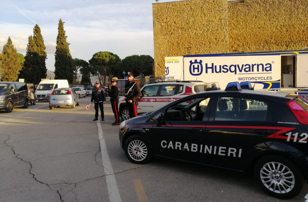 Rubano 200 euro di cioccolata in un supermarket di Castiglion Fiorentino, arrestati due cittadini stranieri