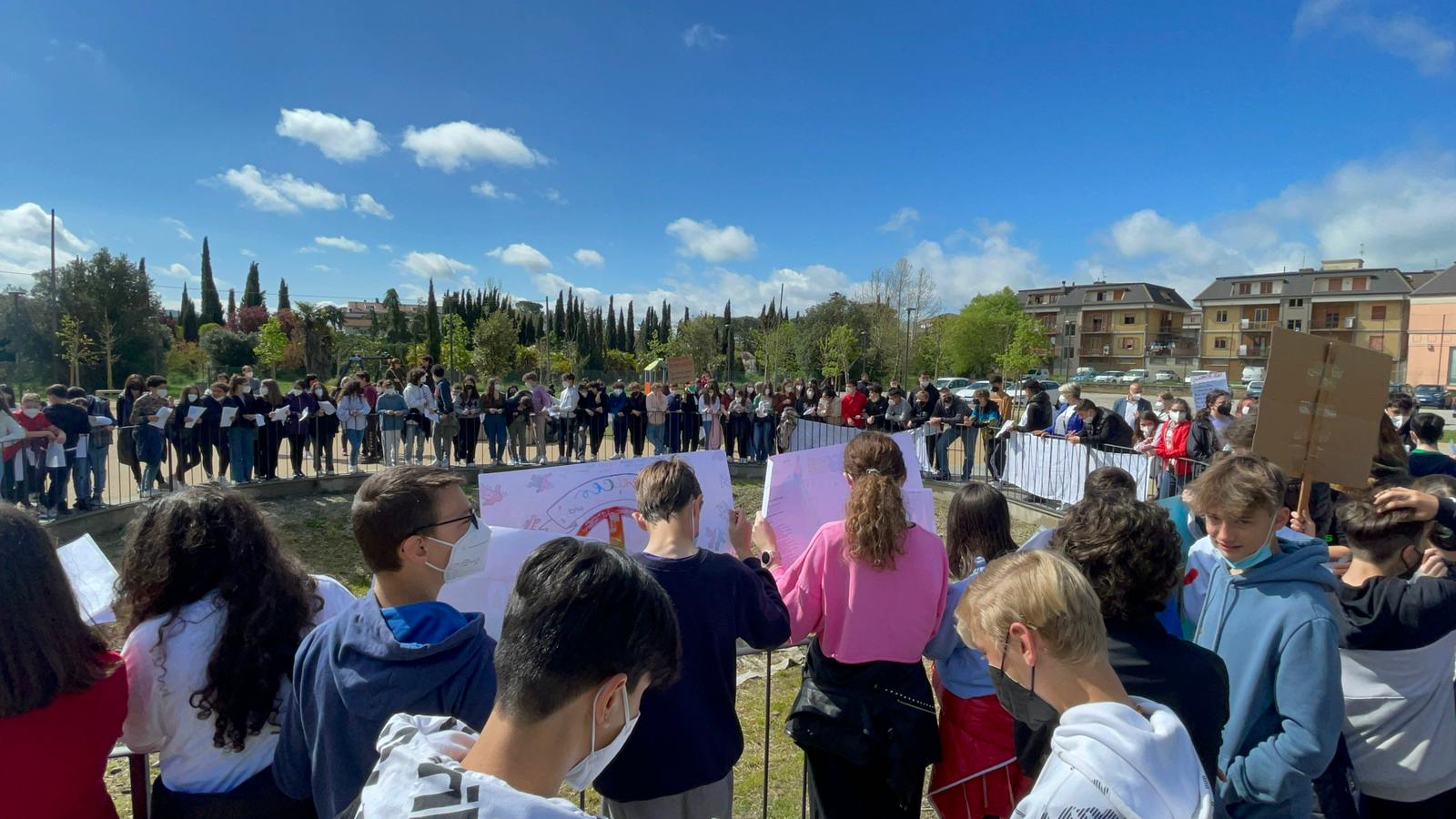 Cortona per la pace, la manifestazione degli studenti a Camucia