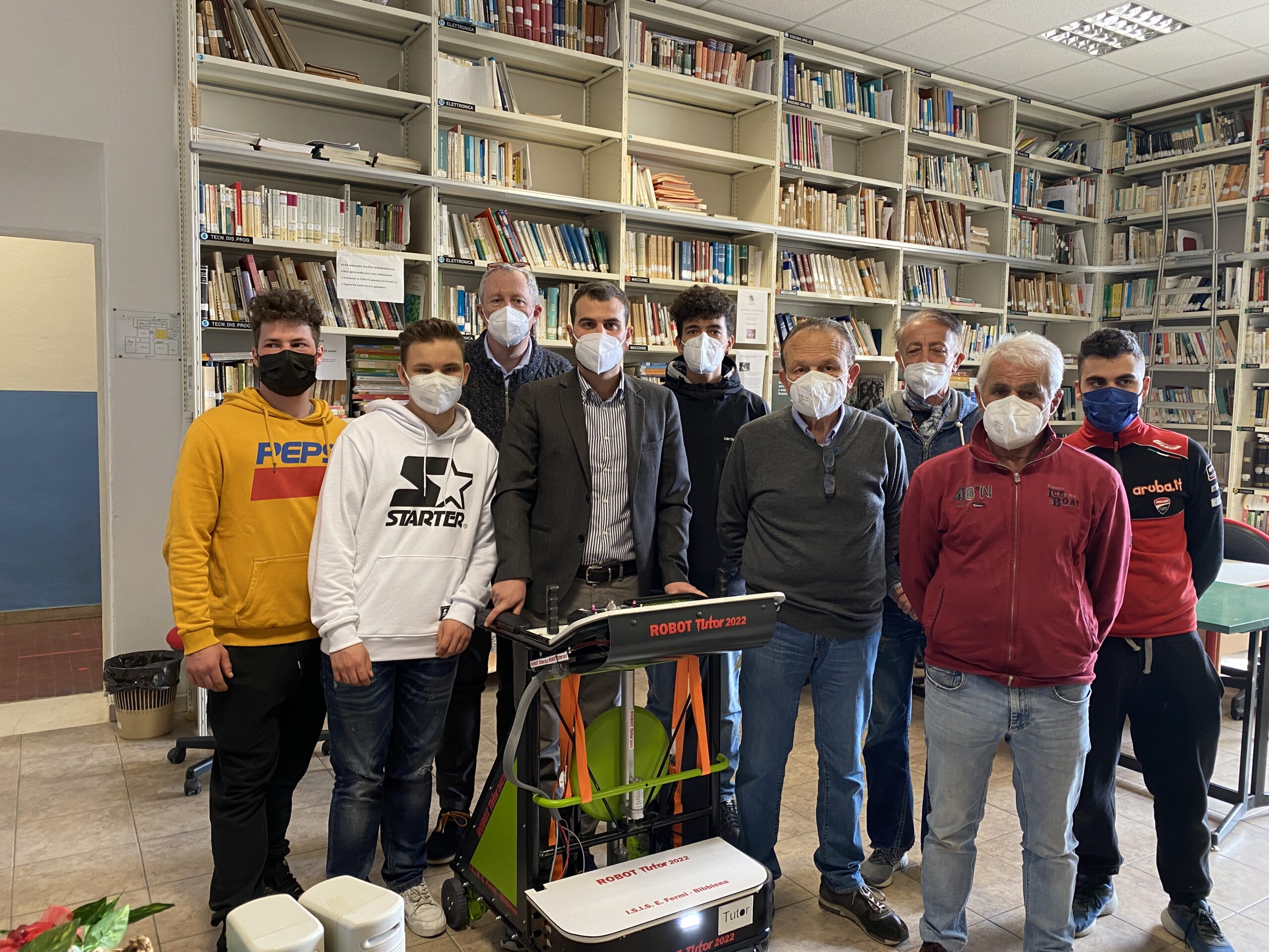 Un robot che aiuta le persone in difficolta’ nella deambulazione, la nuova invenzione dei ragazzi dell’Isis Fermi e la visita del sindaco