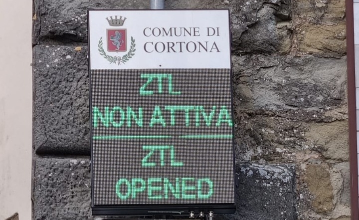 Cortona, nuovi pannelli per la Ztl