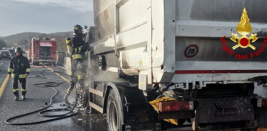 A1, prende fuoco un mezzo pesante nessuna persona coinvolta