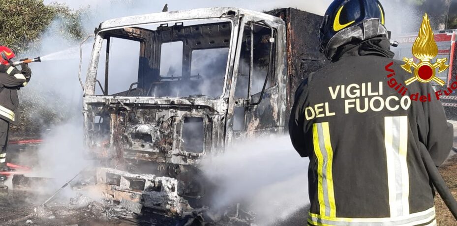 Prende fuoco un camion, l’intervento dei vigili del fuoco