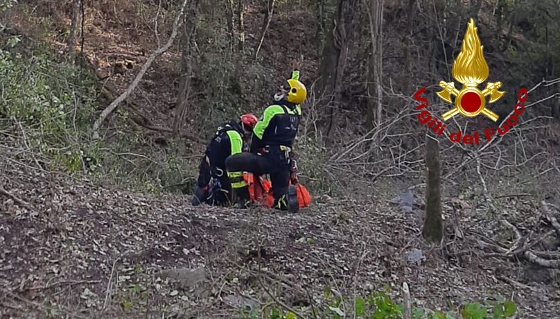 Mentre è al lavoro nel bosco cade in un burrone, 62enne trasferito in codice giallo al San Donato