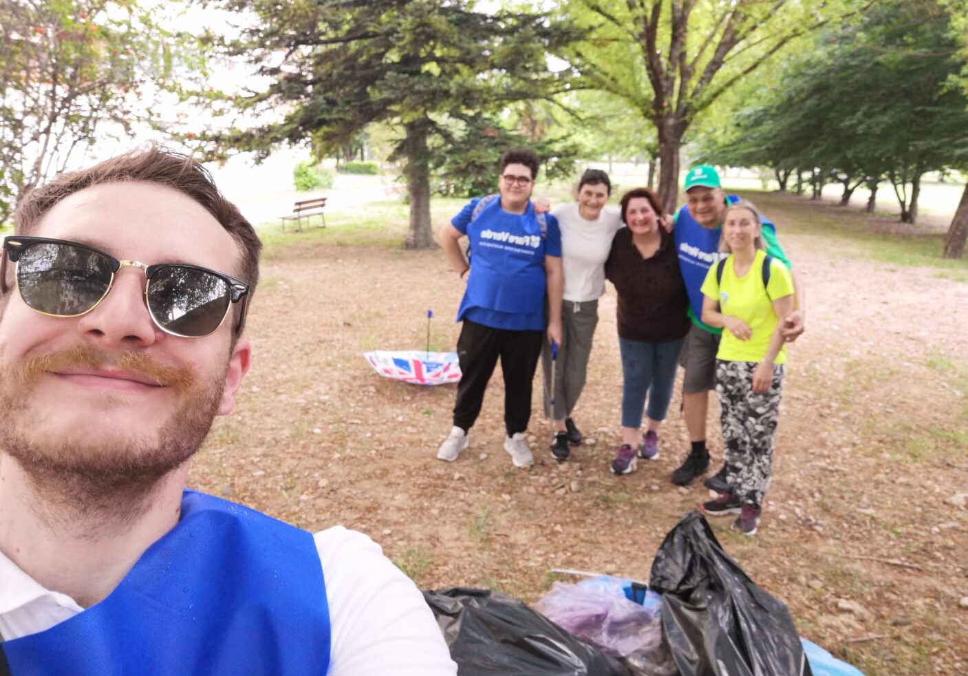 Passeggiata ecologica Parco San Donato e Meridiana raccolti oltre 14 kg di rifiuti in un ora
