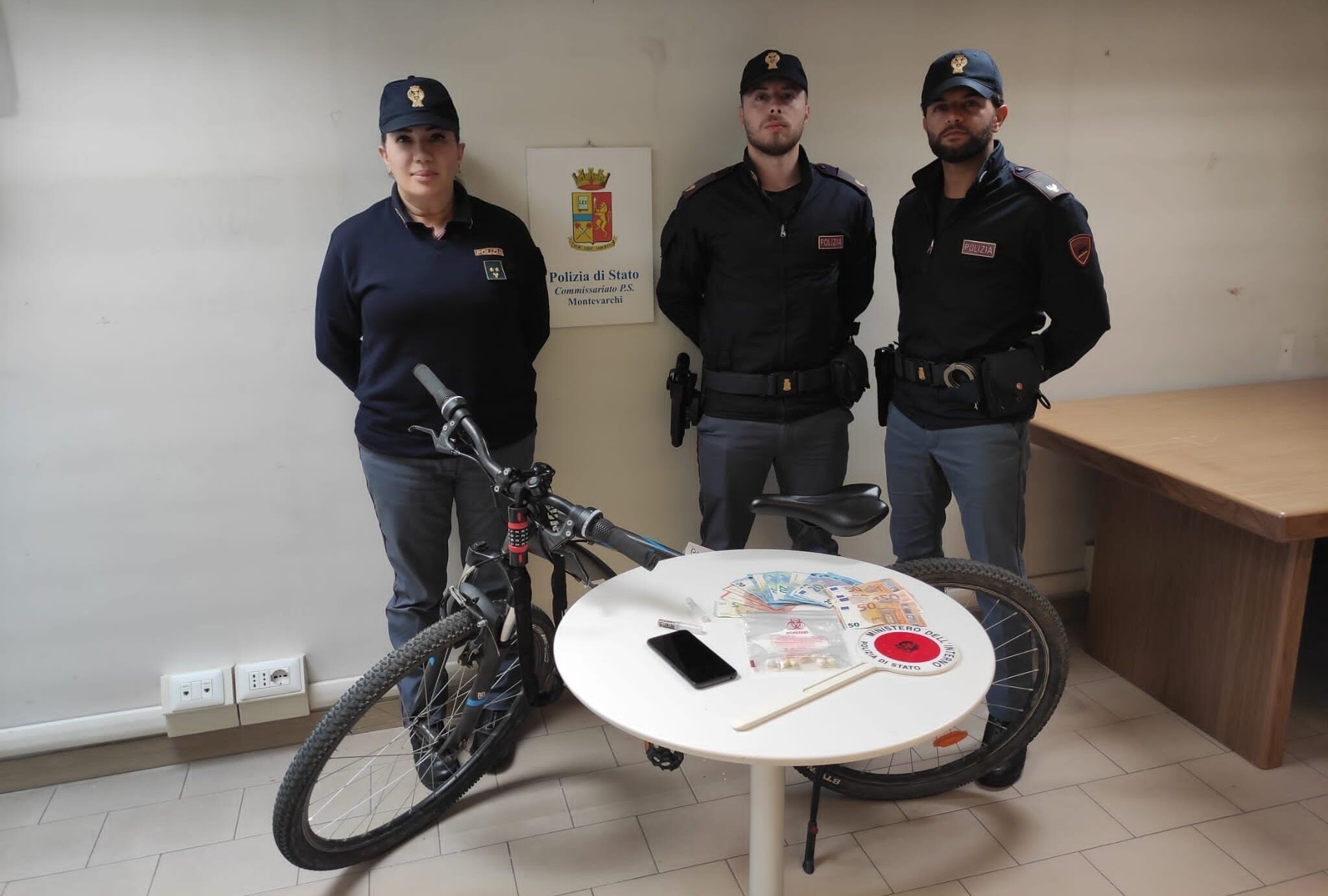 Alla vista degli agenti ingerisce 8 ovuli di stupefacente: arrestato nigeriano a Montevarchi