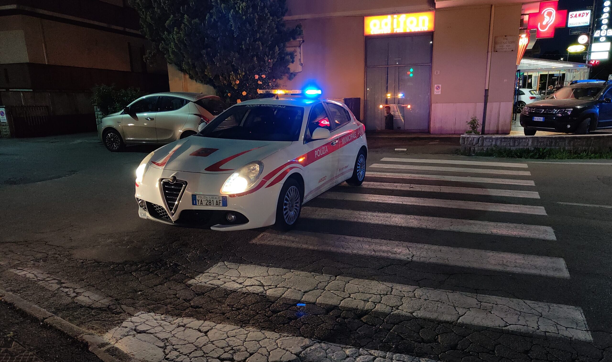 Circolava usando il lampeggiante blu: denunciato dalla Polizia Municipale