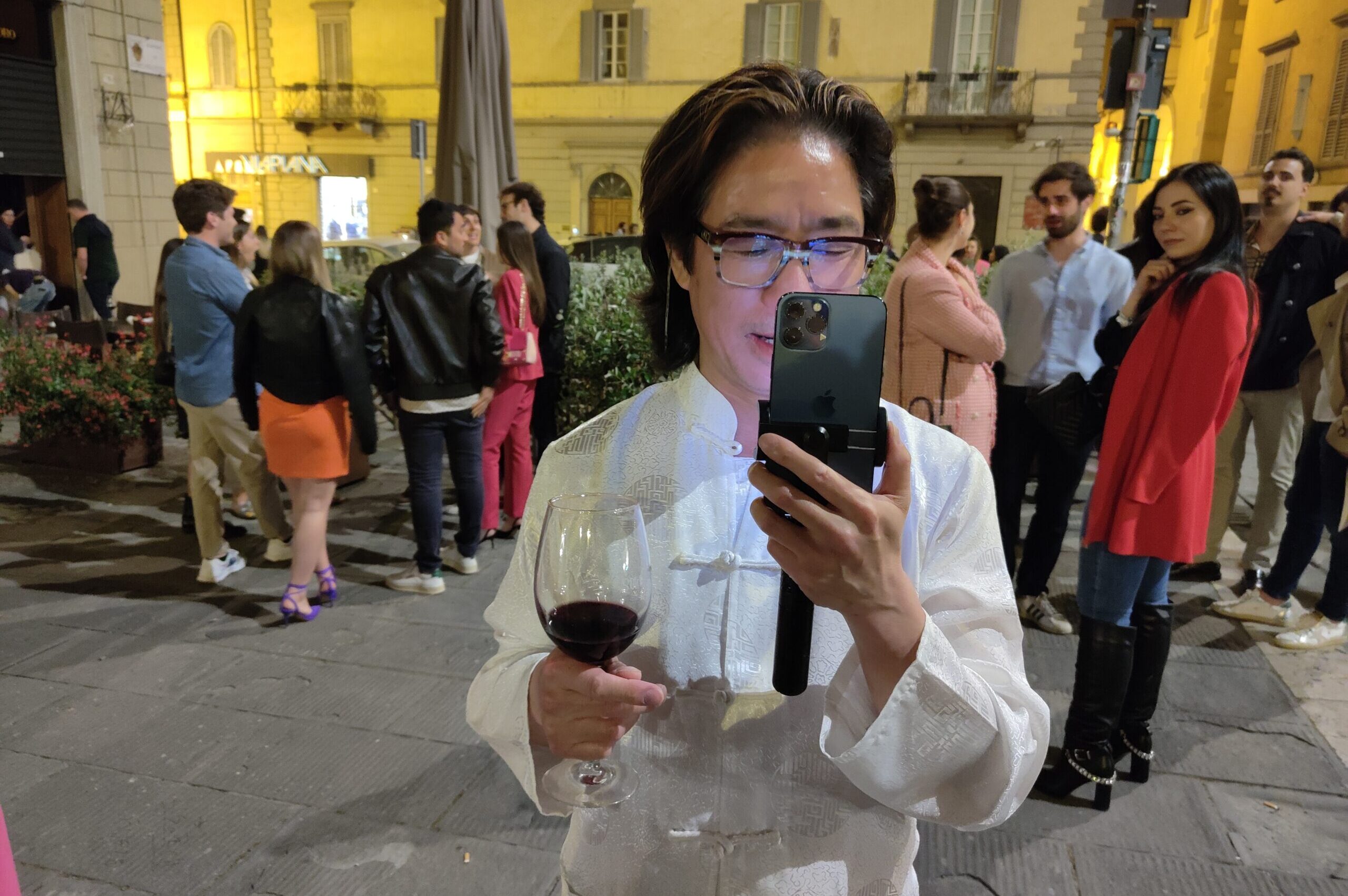 Cinese, col telefono sempre in mano, la sera fisso in centro: chi è Hong Zili?