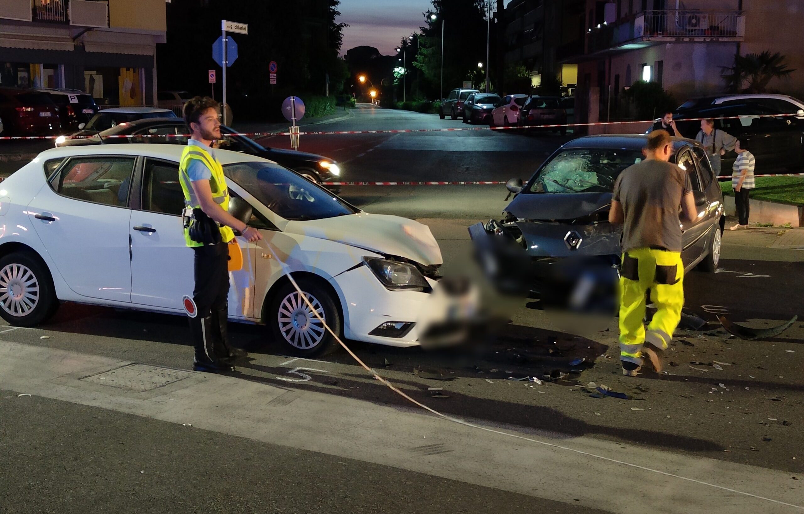 Grosso incidente in via Romana: coinvolte tre auto, una quasi distrutta