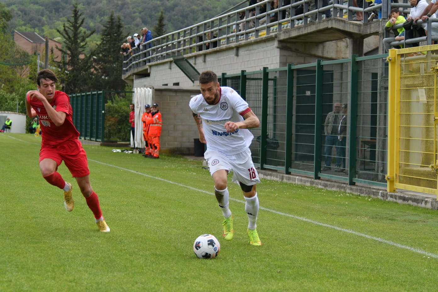 Rigore fallito e ko amaro per l’Arezzo (2-0). Il terzo posto è ancora in bilico