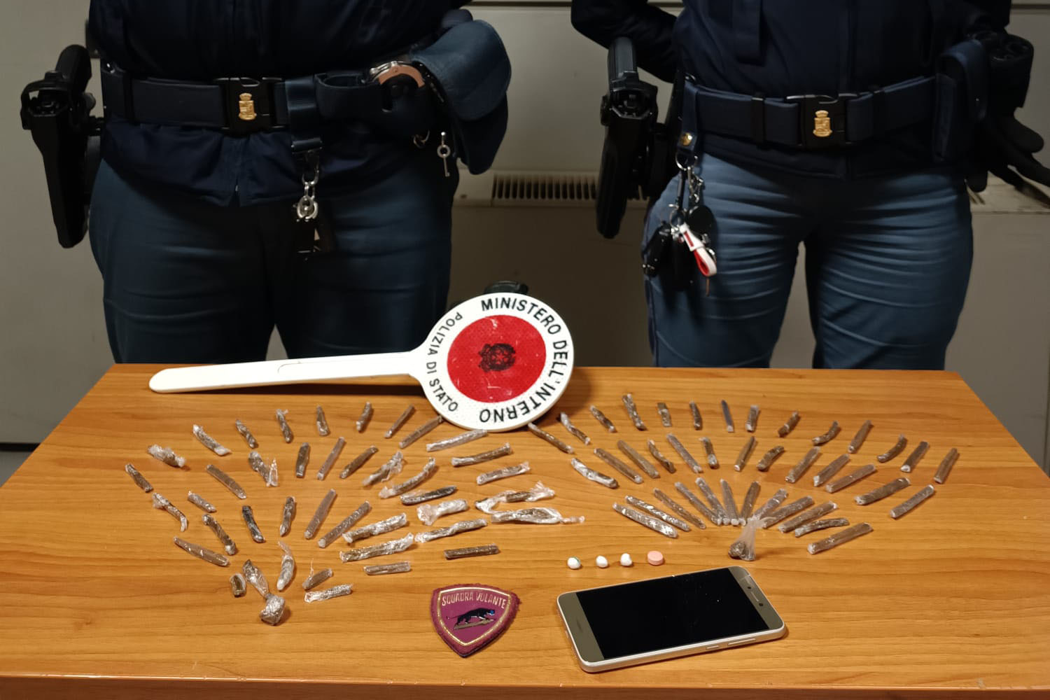 Era in possesso di numerose dosi di sostanze stupefacenti, arrestato dalla Polizia