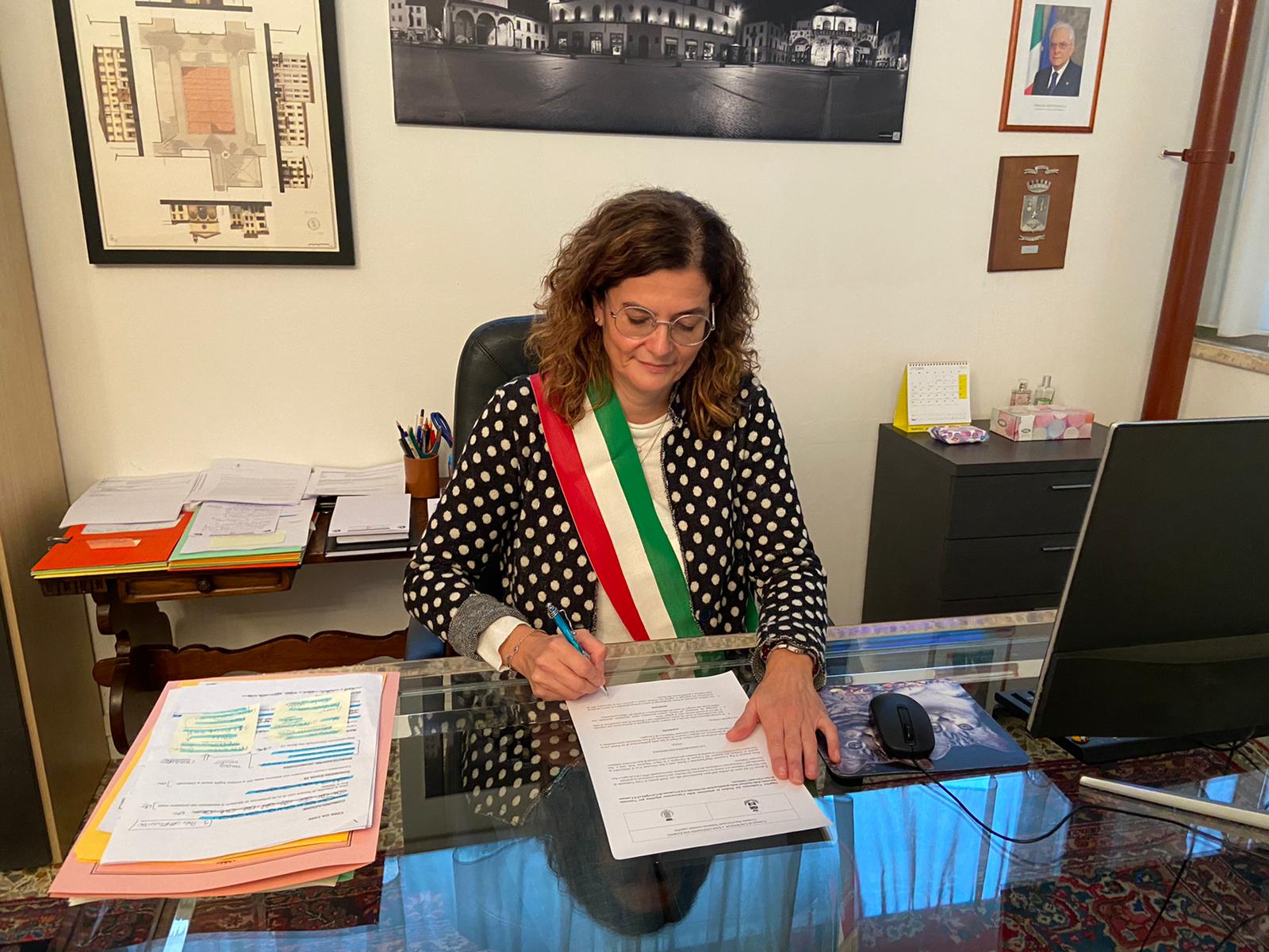 Festa della Repubblica, il sindaco di San Giovanni Valdarno dona una copia della Costituzione a tutti i 18enni del Comune