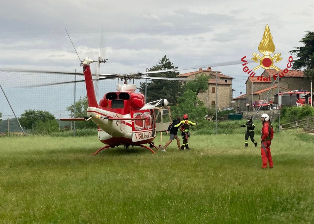 Vanno alla ricerca di funghi nel bosco e si perdono, due donne recuperate dai vigili del fuoco