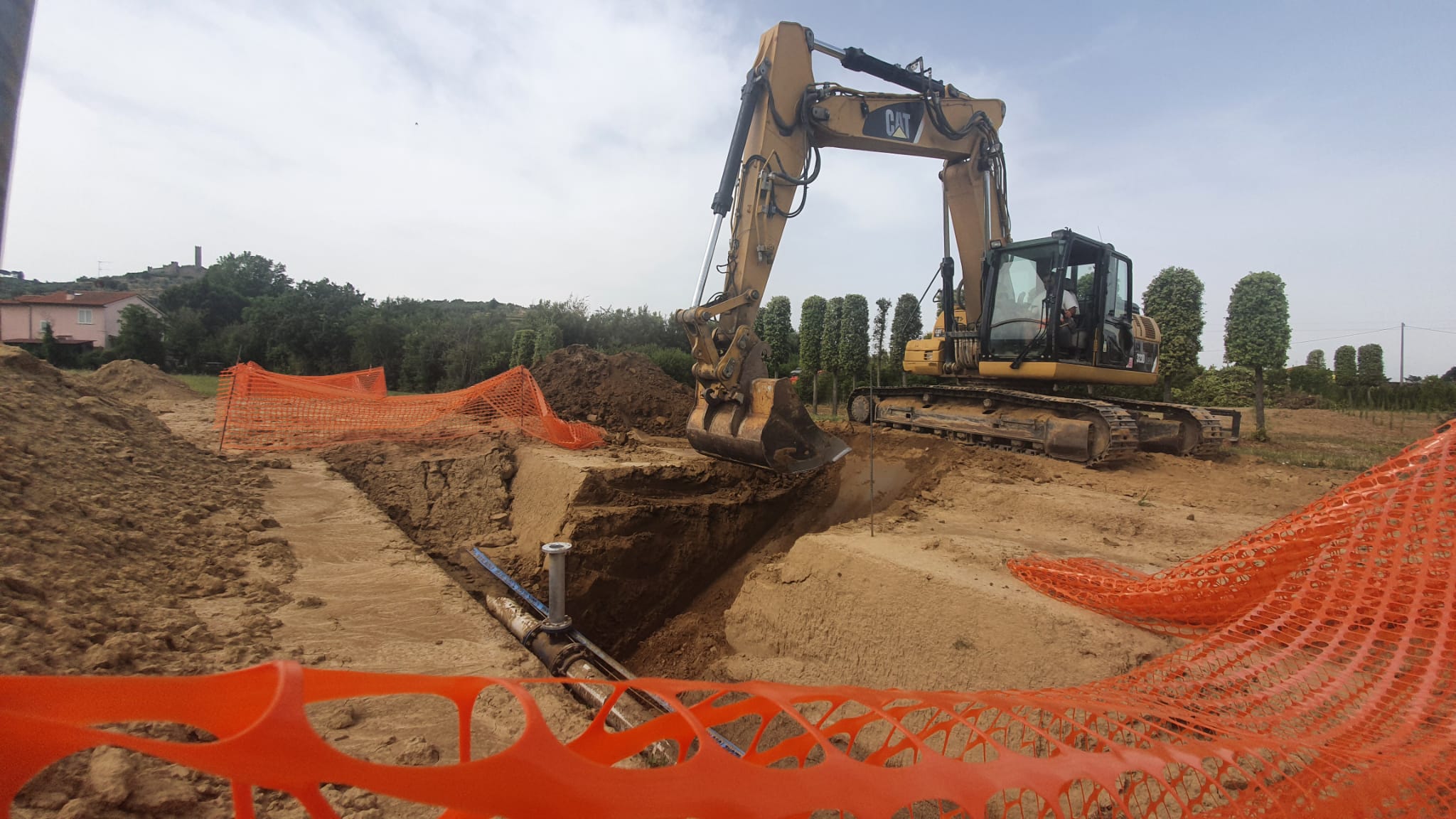 Castiglion Fiorentino, ruspe in azione per portare acqua alle aziende agricole