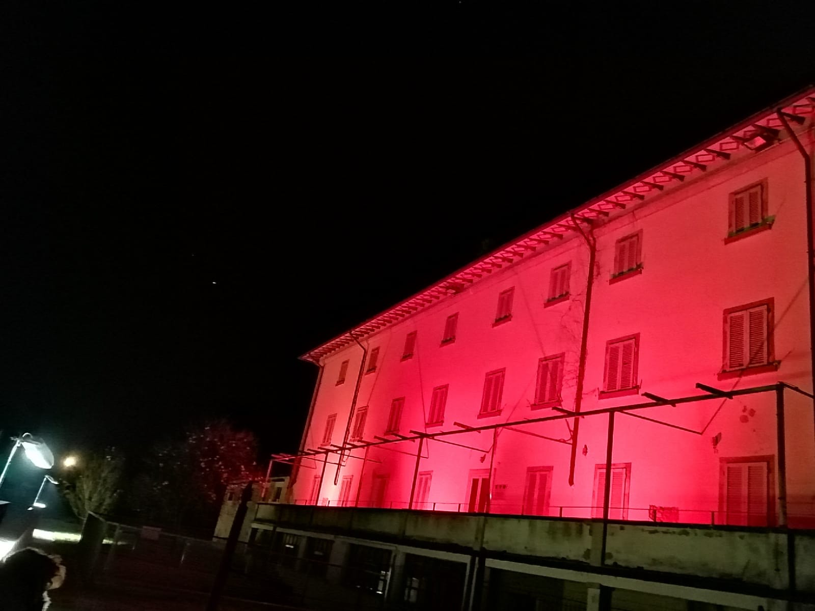 Giornata mondiale del Donatore di sangue: Villa Mazzi a Oliveto e la Torre Civica di Monte San Savino illuminate di rosso