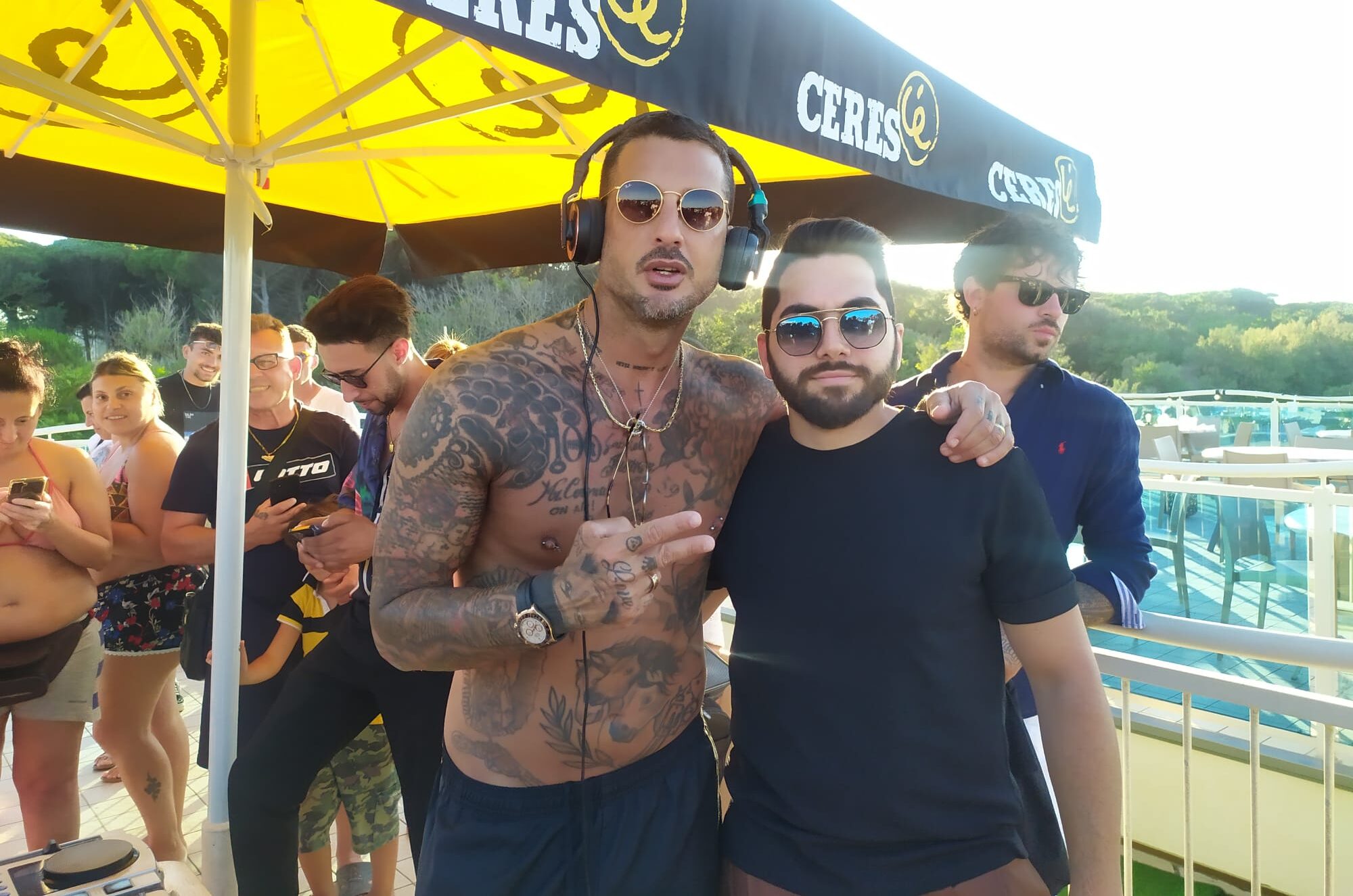 Fabrizio Corona fa ballare la spiaggia di Cervia