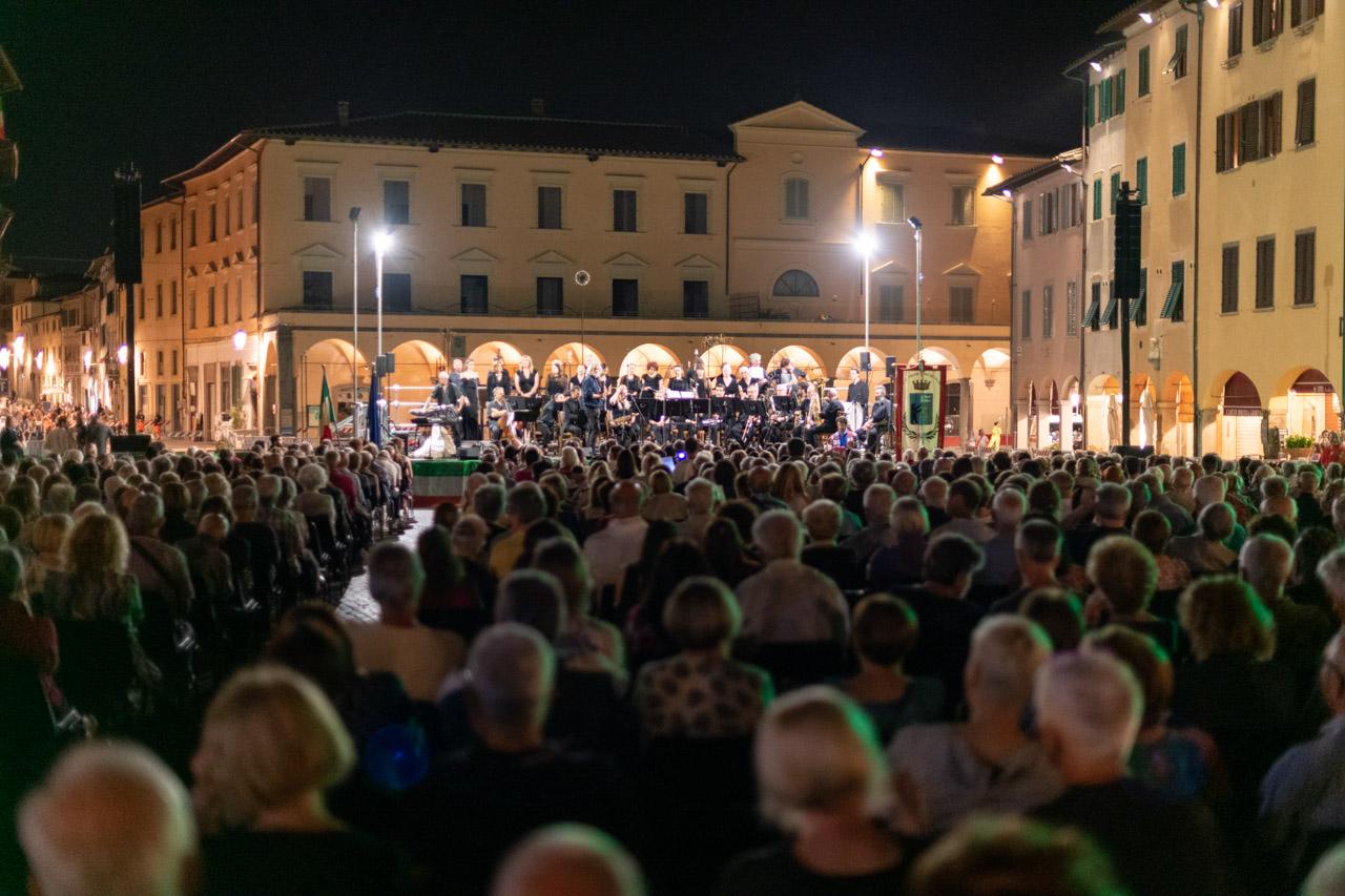 Figline: Piazza Marsilio Ficino gremita e piena di note