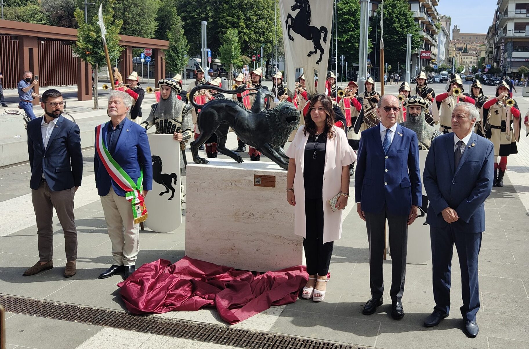 Inaugurata la Chimera alla Stazione di Arezzo: il momento dello scoprimento