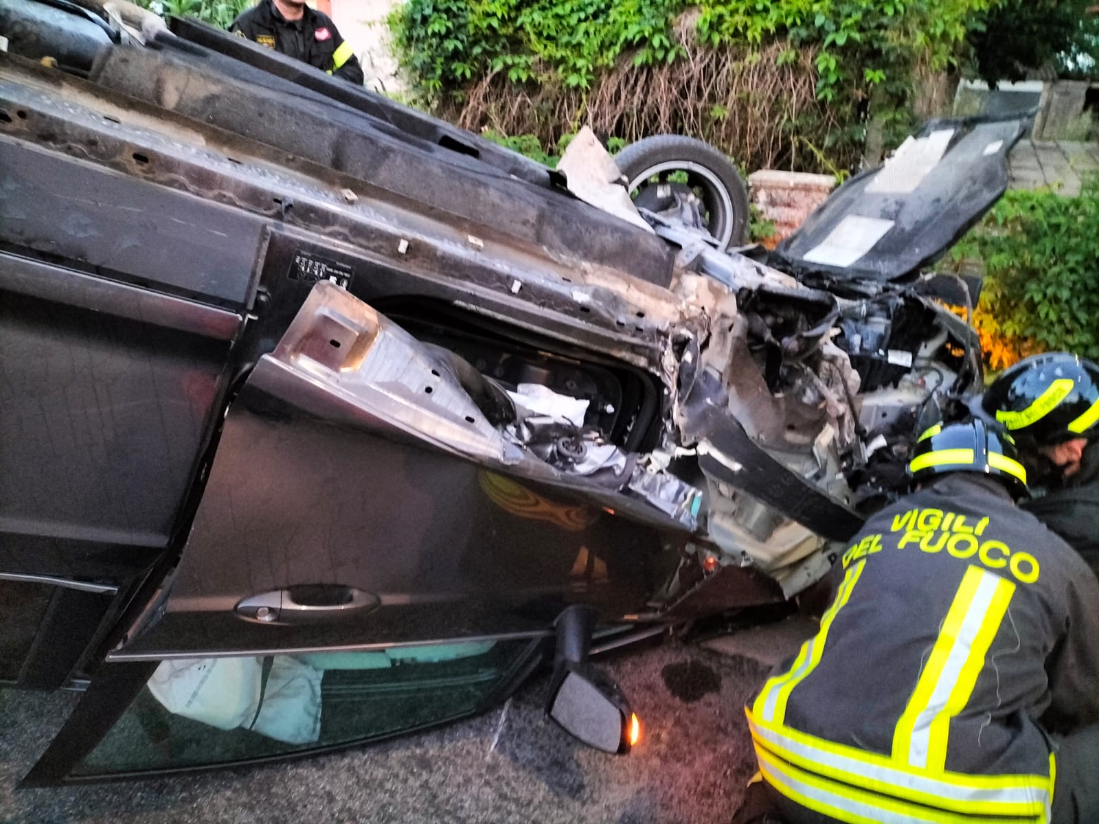 Si ribalta con l’auto, 33enne ricoverato al San Donato