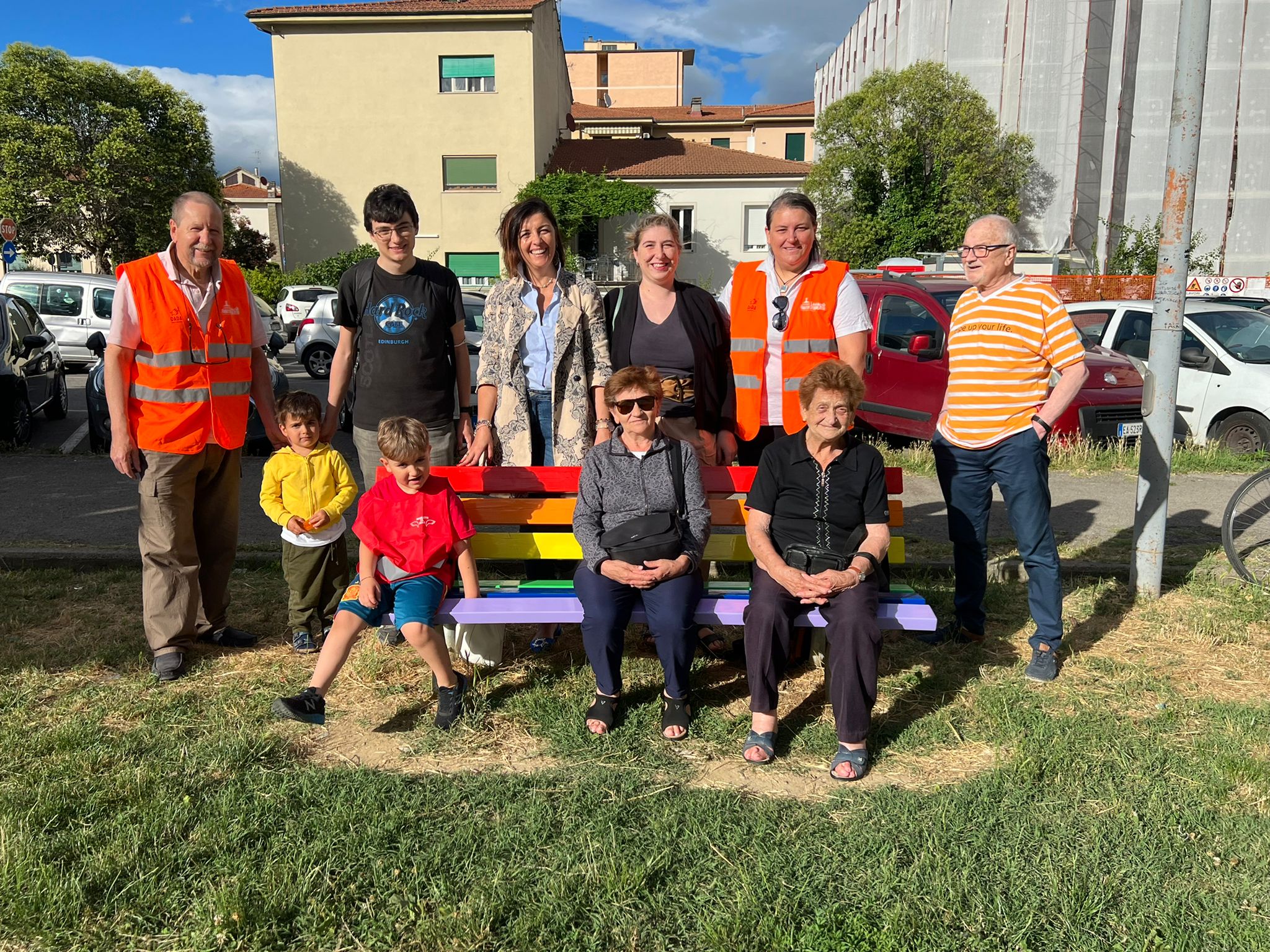Inaugurata la panchina arcobaleno nei giardini di via Genova