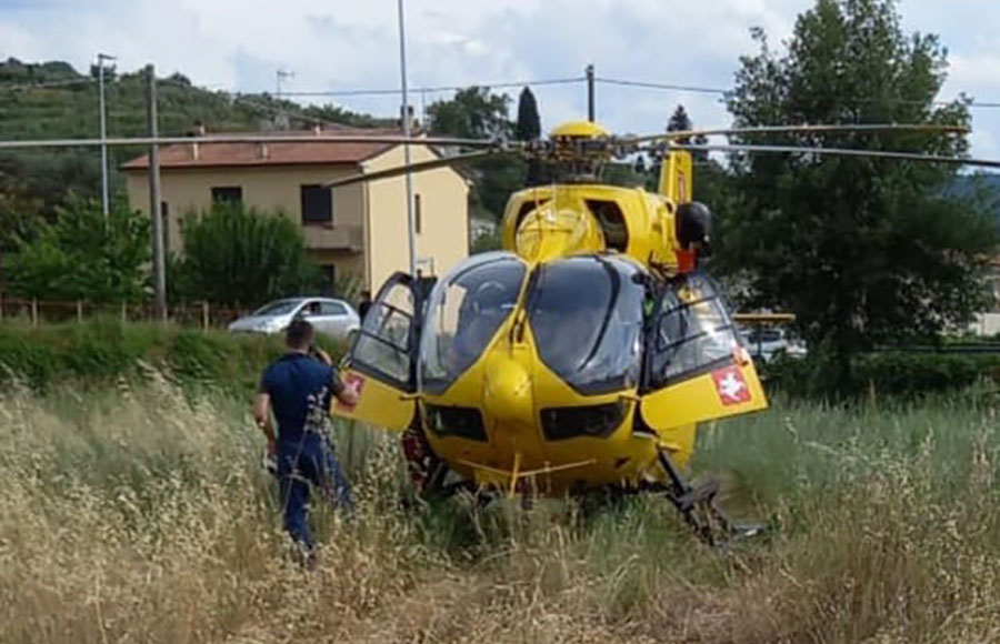 Cade di bici e si procura numerosi traumi, 54enne ricoverata in gravi condizioni a Siena