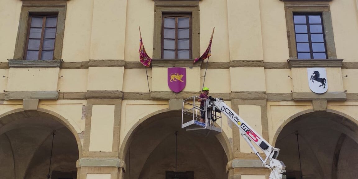 Rimossi gli scudi in piazza Grande per le riprese di “Fosca Innocenti”