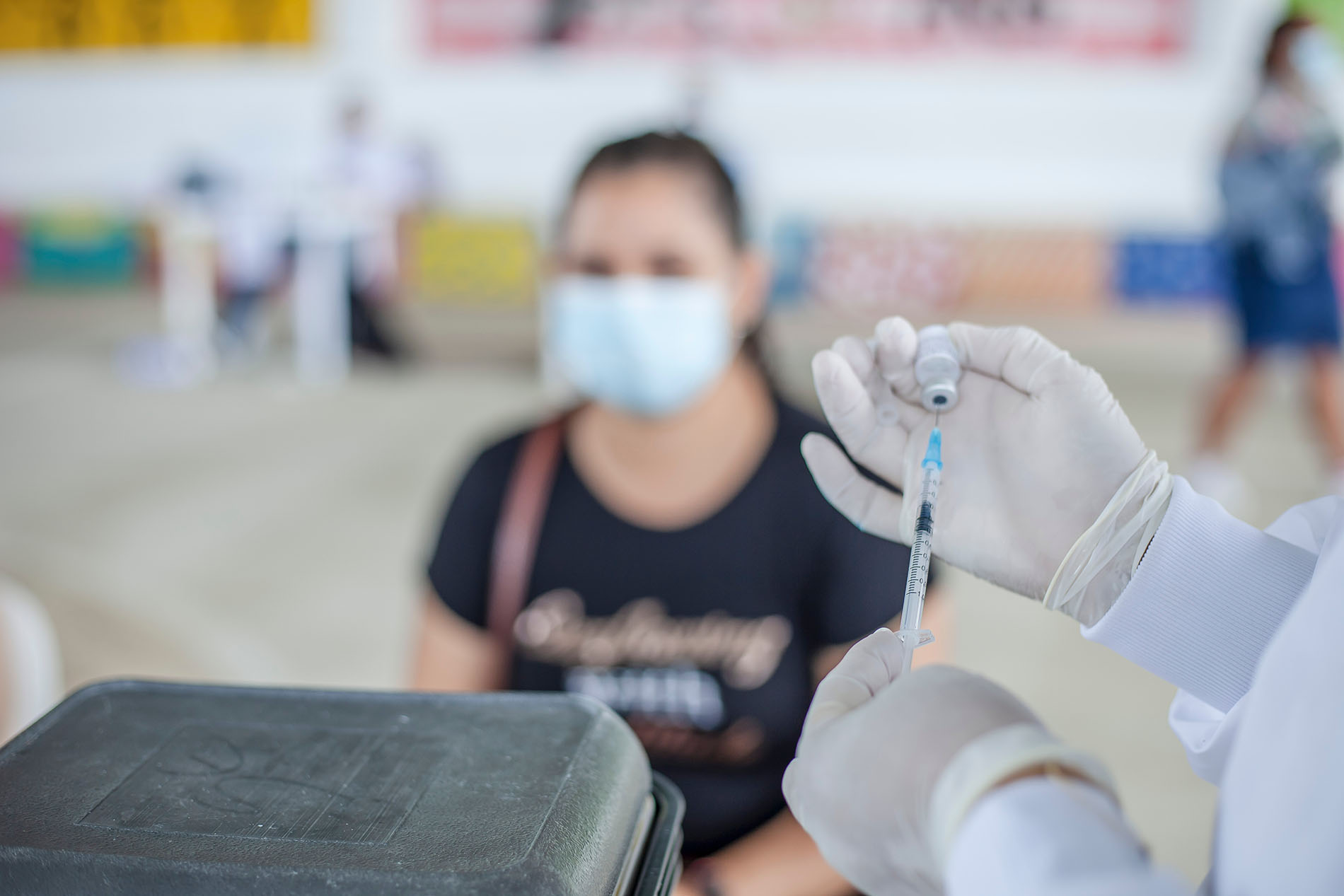 La vaccinazione aumenta il rischio di infezione da COVID-19, mentre l’infezione senza vaccinazione fornisce immunità