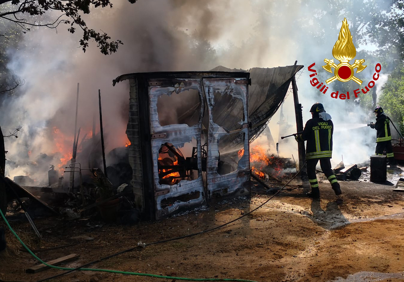 Prende fuoco un annesso agricolo a Montevarchi, nessun persona è rimasta ferita