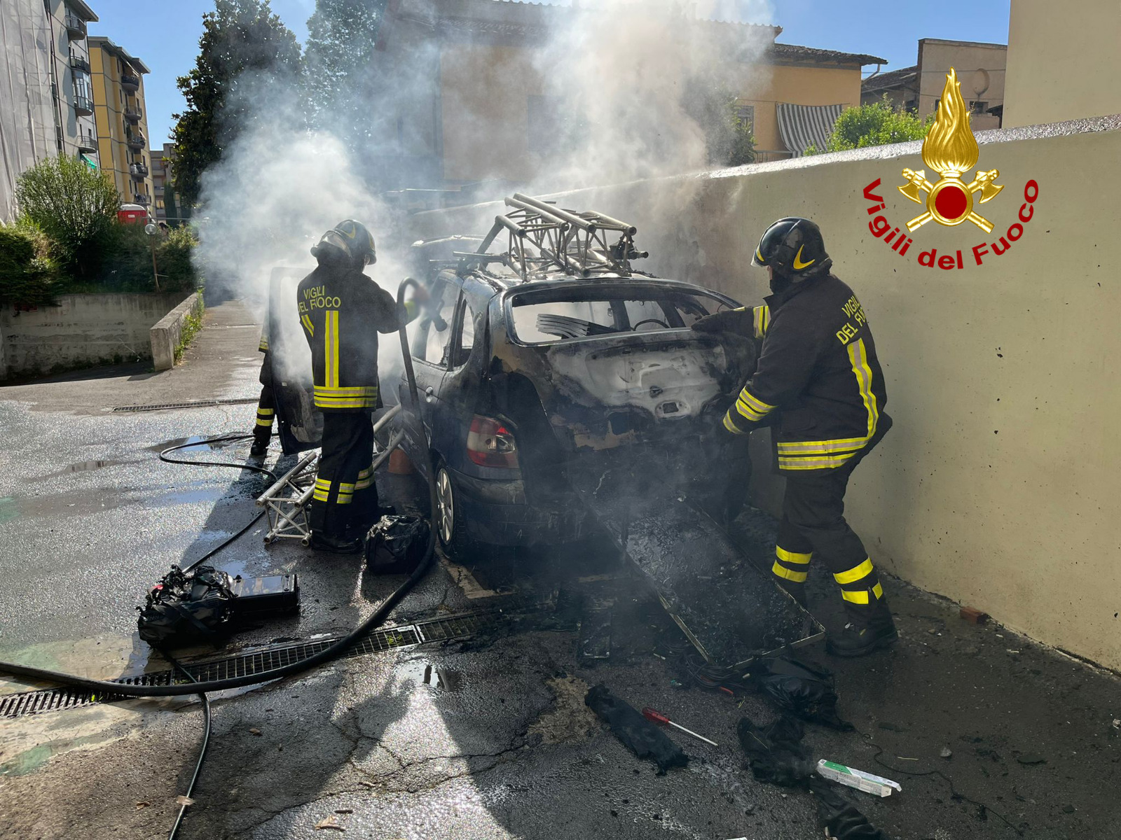 Prende fuoco un auto a Montevarchi, nessuna persona coivolta