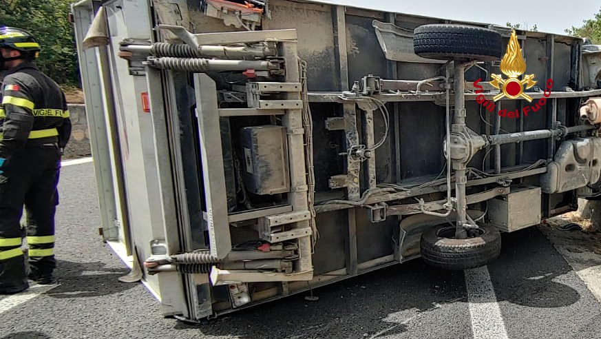 Incidente stradale fra un furgone e un auto, due le persone ferite