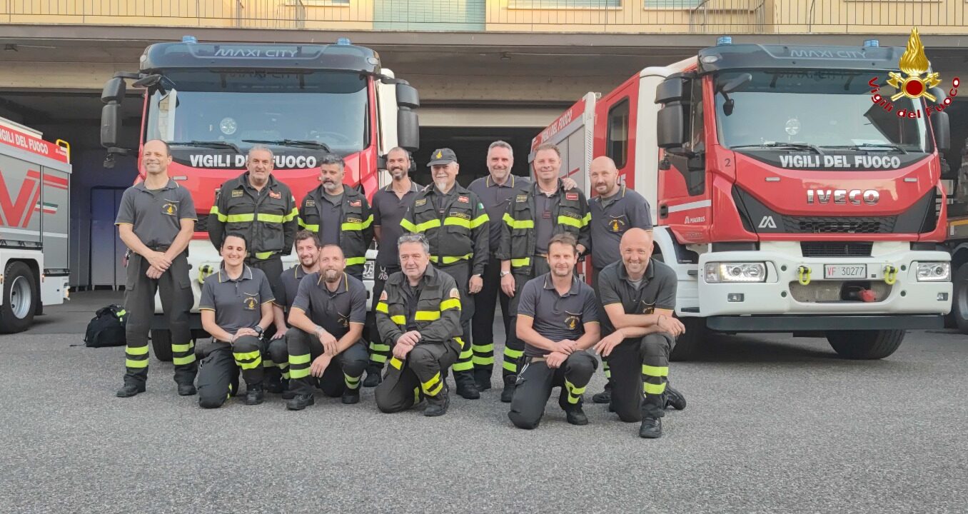 L’abbraccio dei vigili del fuoco al capoturno Magnani che va in pensione Festa e targa per salutare il collega dopo la sua lunga carriera