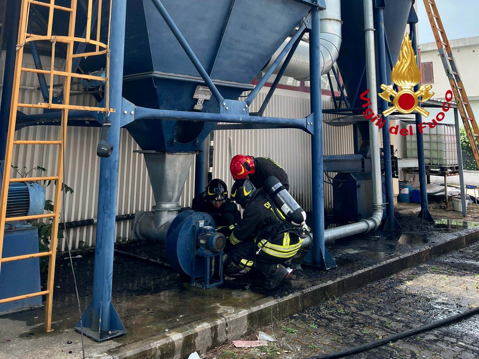 Prende fuoco l’impianto di aspirazione polveri di un’azienda, nessuna persona coinvolta