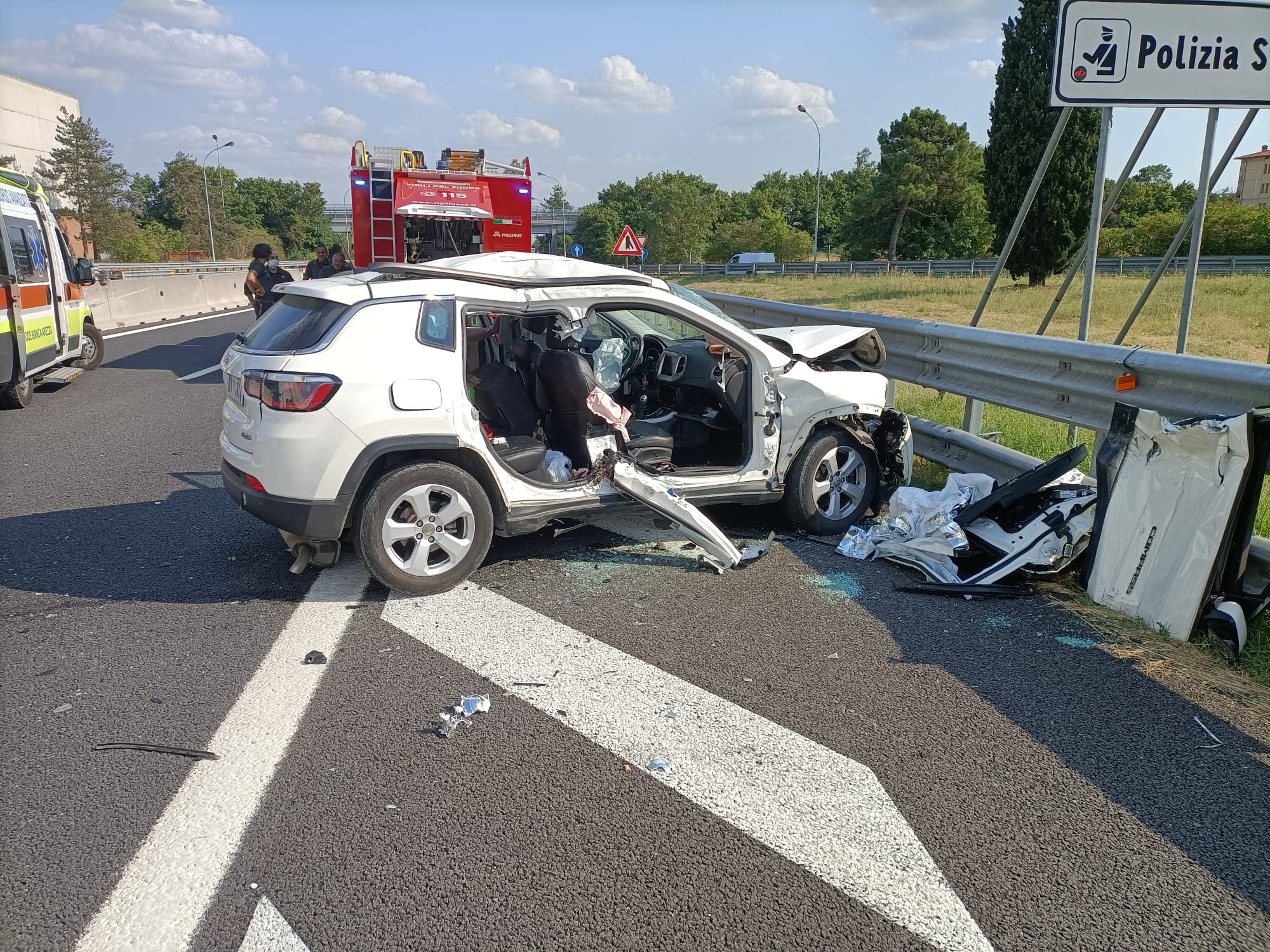 Incidente stradale tra Tir e auto, due persone incastrate tra i rottami