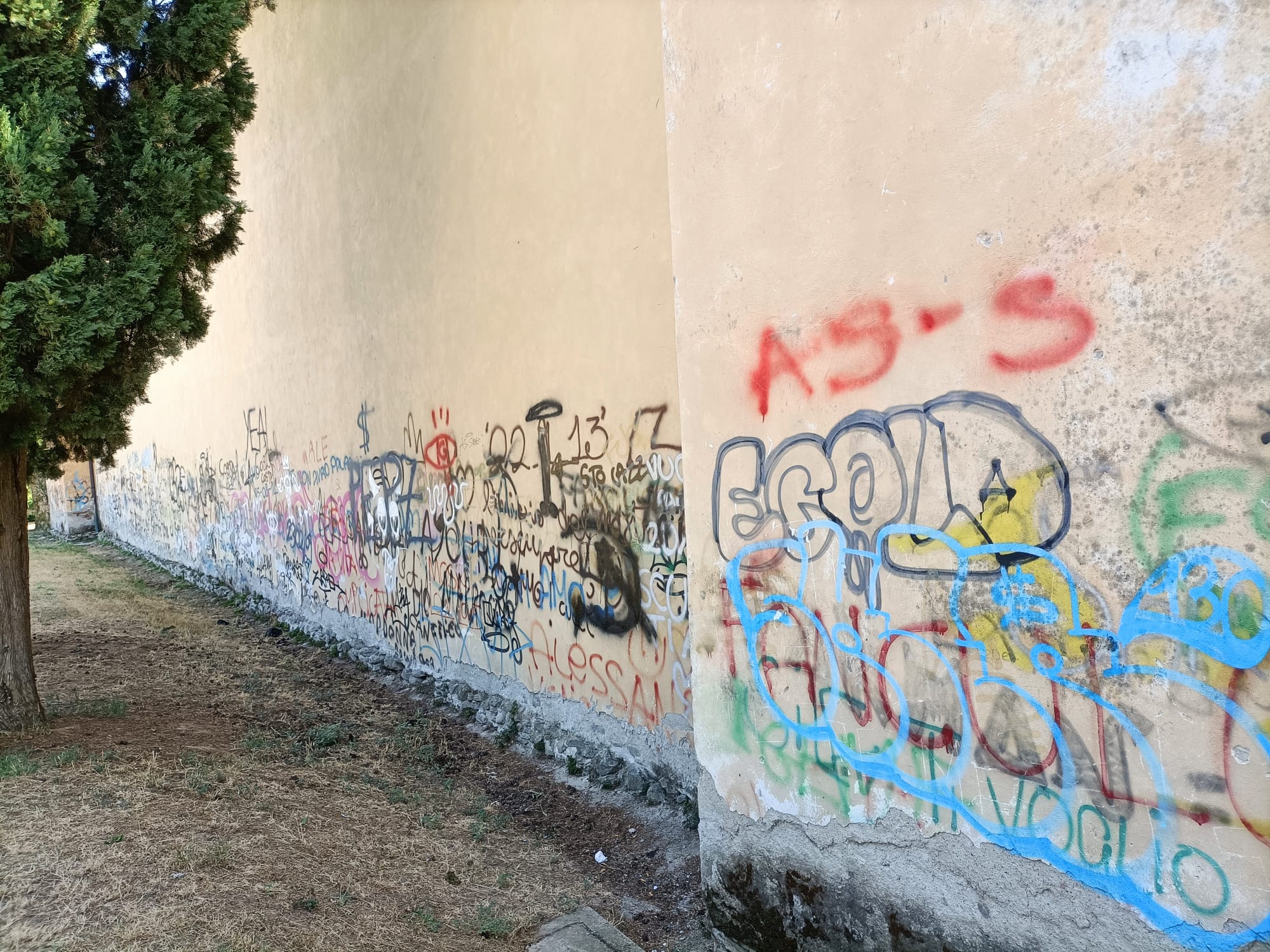 Figline: scritte vandaliche sulle mura del Cimitero della Misericordia