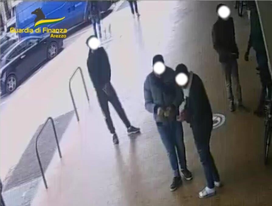 Operazione di contrasto allo spaccio di sostanze stupefacenti ad Arezzo – zona “campo di marte”. Emesso provvedimento di divieto di dimora, a carico di quattro soggetti