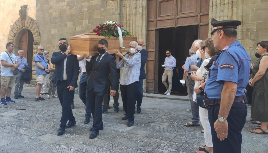 Funerali di Franco Polcri a Sansepolcro: il saluto del Borgo