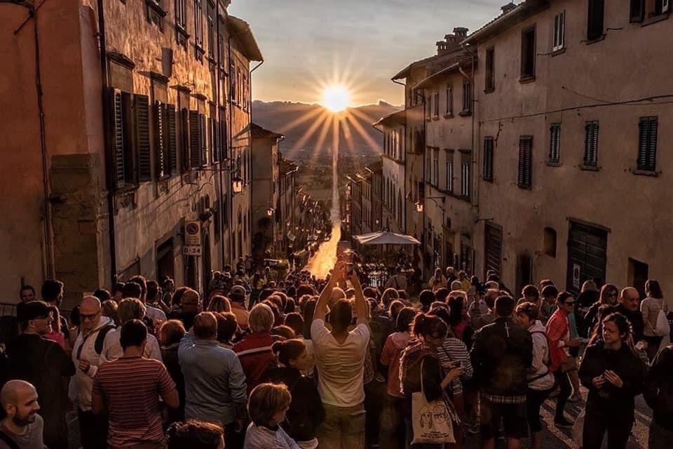 Torna il solstizio di Anghiari: tutti a vedere lo spettacolo del sole che penetra Corso Matteotti. Appuntamento venerdì alle 5:30