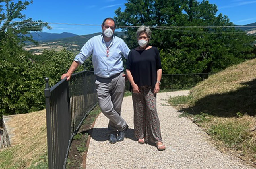 Terminato il camminamento lungo le mura del Castello di Poppi: dopo il nuovo impianto di illuminazione, è pronto un altro intervento di valorizzazione dell’intera area