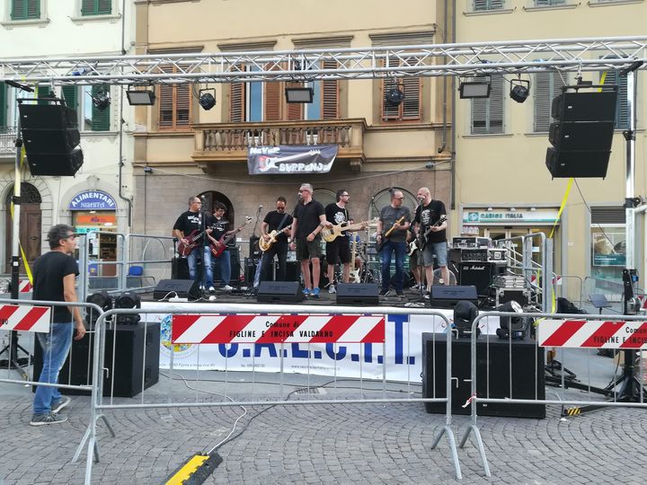 In piazza concerto Rock con i Never Surrender Group